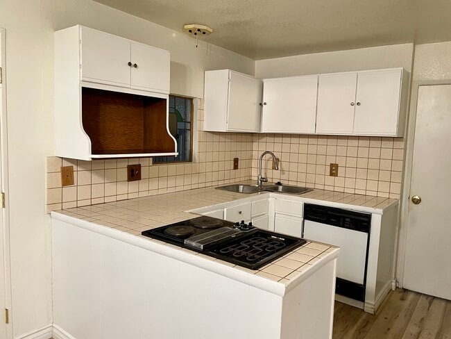 Building Photo - 746 Hacienda Dr