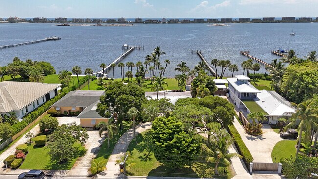 Building Photo - 930 S Lakeside Dr