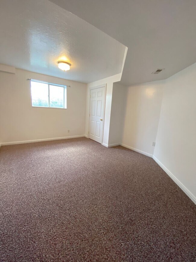 Building Photo - 1235 S 1950 W