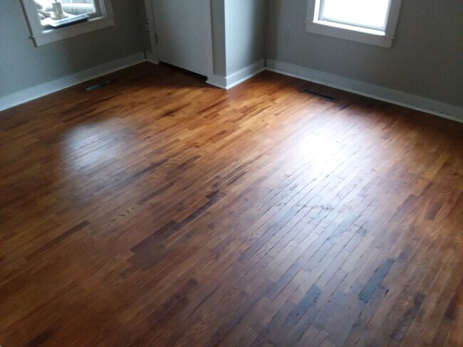 Building Photo - 322 E 4th St