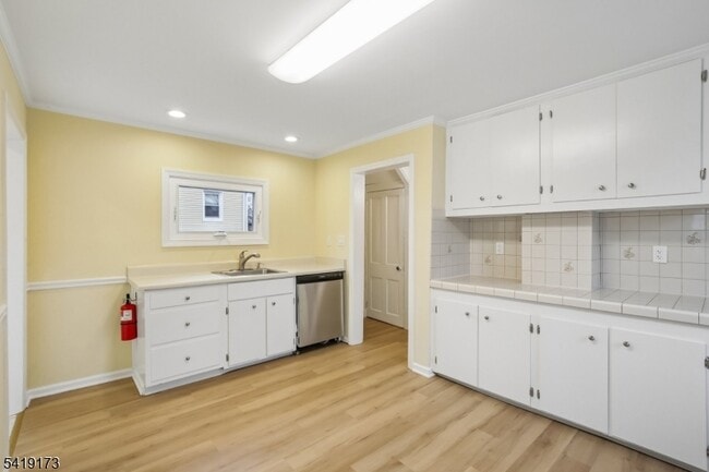 Building Photo - 13 William St