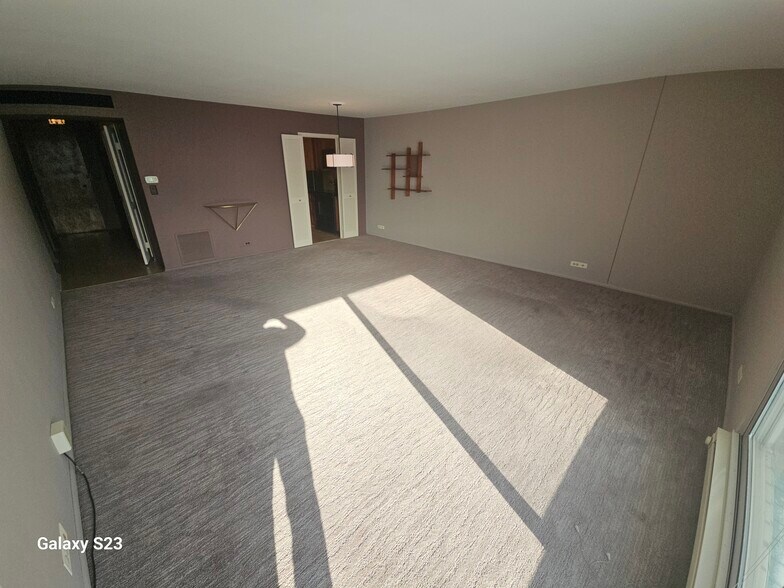 Building Photo - 6033 N Sheridan Rd