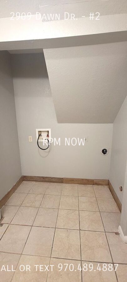 Building Photo - Updated 2bed 1.5 bath townhome *No Securit...