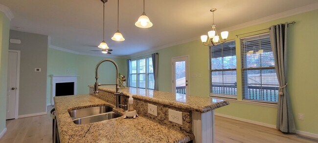 Building Photo - Large 4 bedroom 3 1/2 bath home that backs up to the 15th green in Magnolia Green.