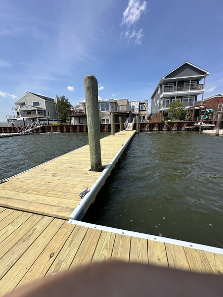 Building Photo - 1658 W Riverside Dr