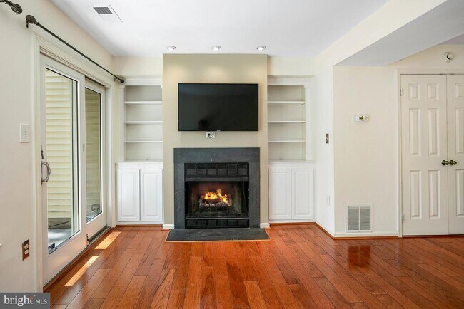 Building Photo - 3395 Lakeside View Dr