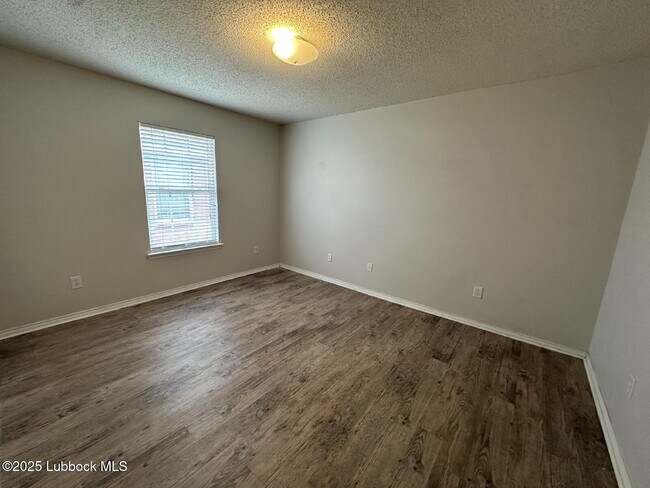 Building Photo - 536 N Kirby Ave