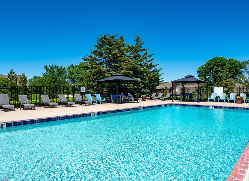 Mequon Trail Townhomes 7100 Tamarack Ct Mequon WI 53092 Apartment