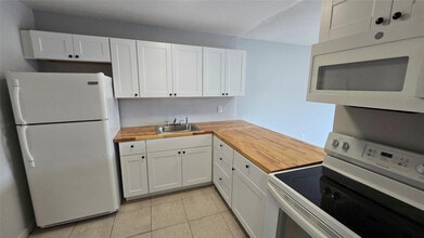 Building Photo - 15221 NE 6th Ave