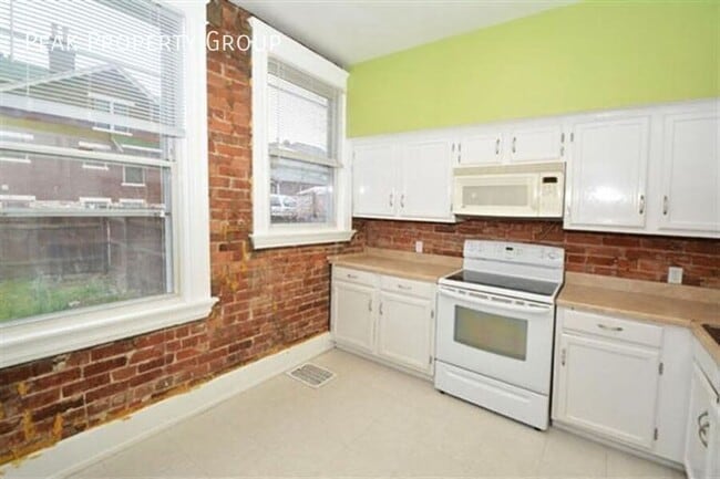 Building Photo - 2369 Flora St