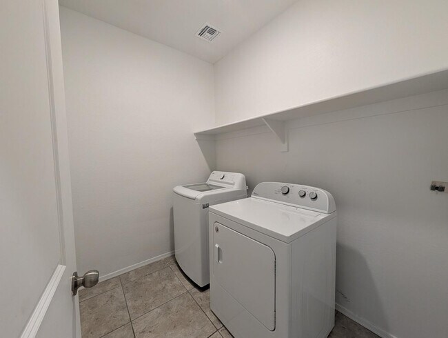Building Photo - 9407 E Alfalfa Dr