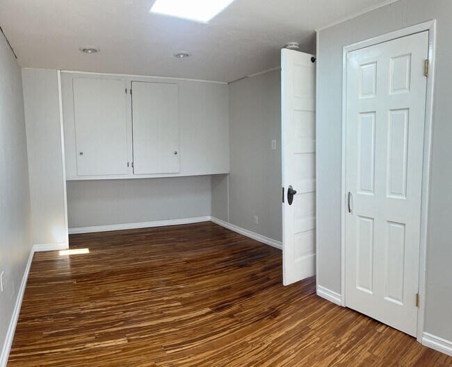 Building Photo - OPEN HOUSE 3/28 - Charming Single Family Home