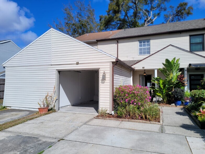 Building Photo - 6141 Oak Cluster Cir