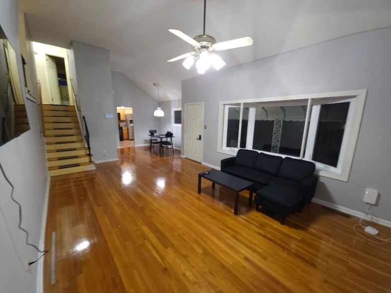 Building Photo - 1612 Kingsway Rd