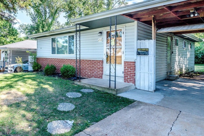 Building Photo - 212 Lakeside Dr