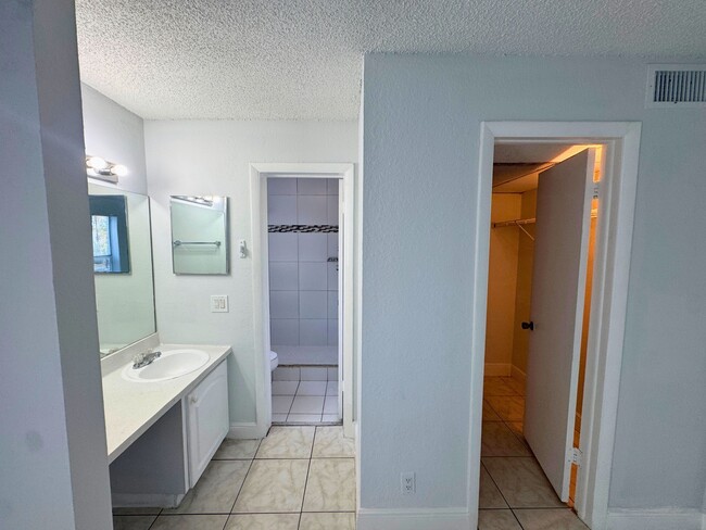 Building Photo - 4501 Treehouse Ln