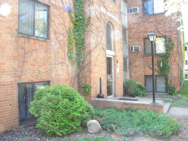 Interior Photo - 818-8TH