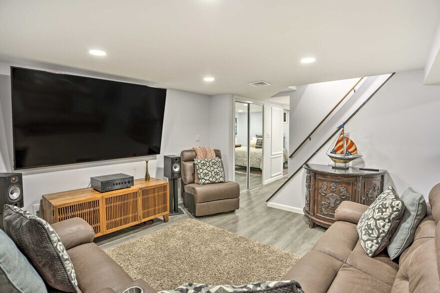 Building Photo - 79 Pehle Ave