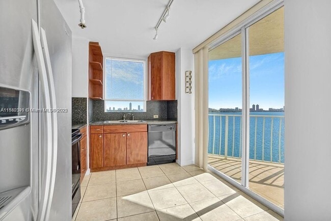 Building Photo - 7601 E Treasure Dr