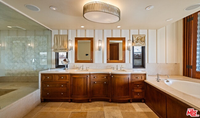 Building Photo - 964 Palisades Beach Rd