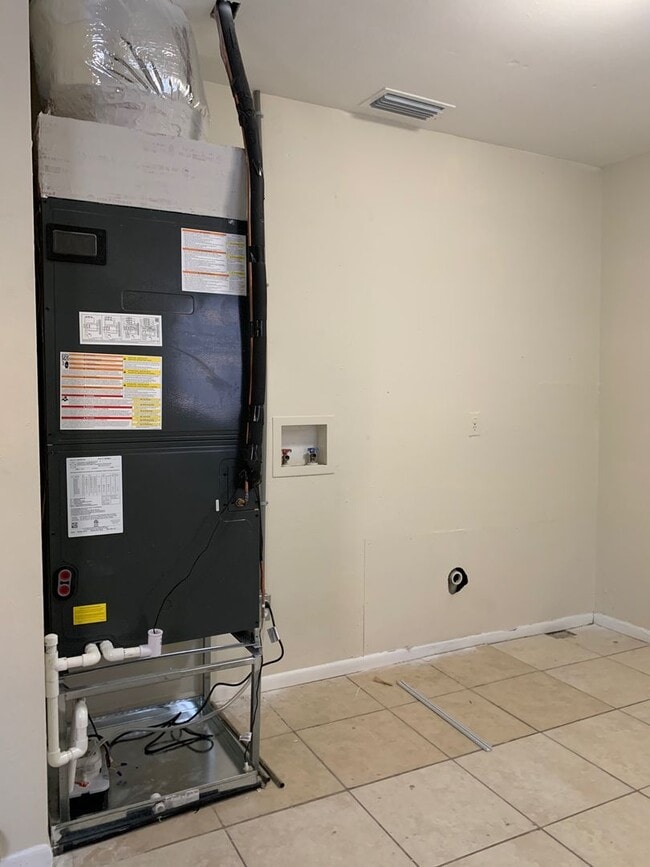 Building Photo - 4bed/2bath Single Family Home $1250/month