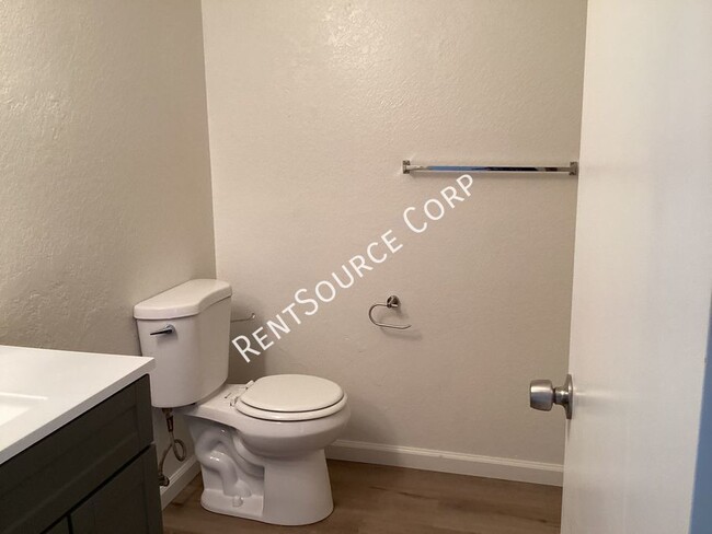 Building Photo - 2 Bedroom Condo for Rent in Barstow