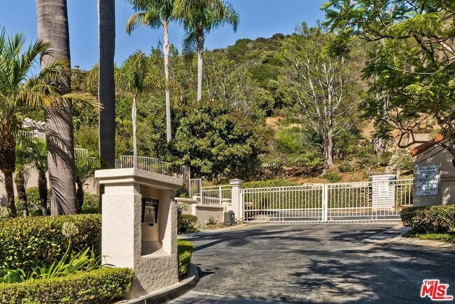 Building Photo - 682 Palisades Dr