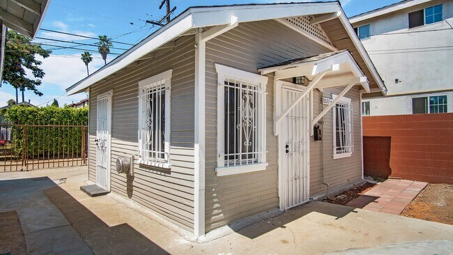 Primary Photo - Lemon Avenue Triplex