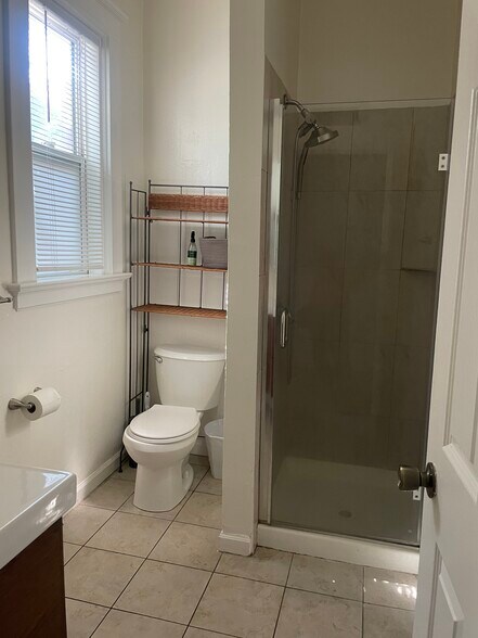 Full bath - 135 E Reed St