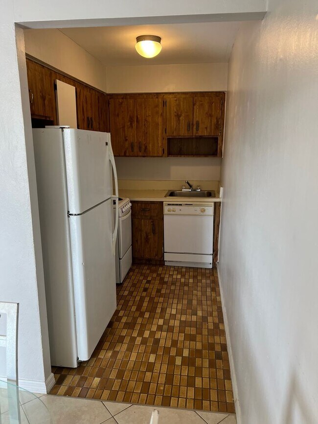 Building Photo - 1-1 UPSTAIRS APARTMENT Condo