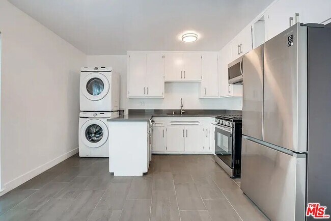 Building Photo - 869 Glenway Dr