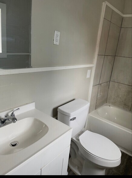 Building Photo - 954 Baltimore St