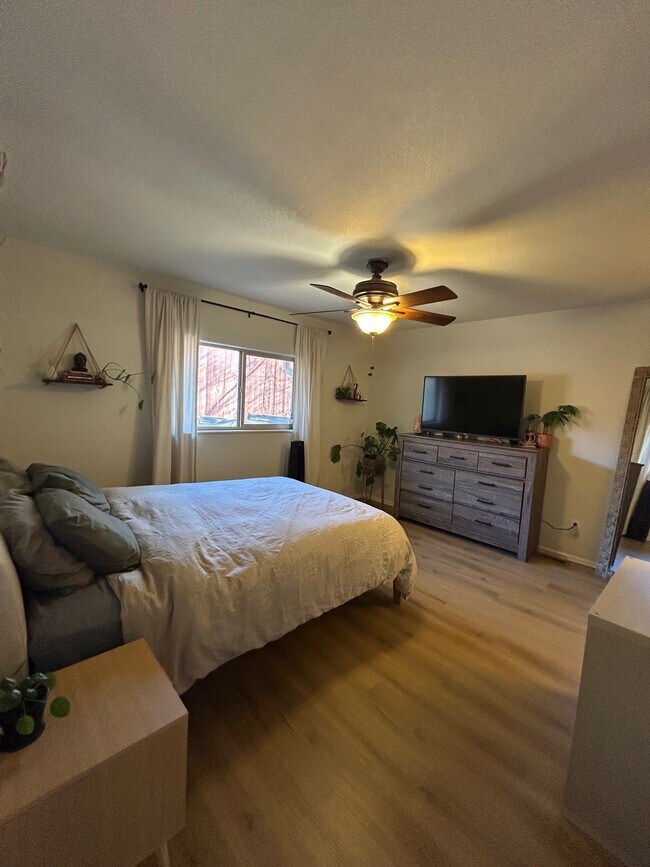 Building Photo - 1347 E Parkway Dr