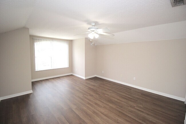 Building Photo - Huge 4 Bed 3 Bath Home w FENCED YARD and SCREENED LANAI for Rent!