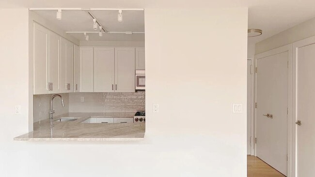 Building Photo - 555 Main St