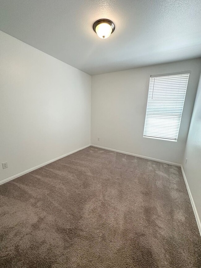 Building Photo - 4 Bed 2 Bath W/ BONUS ROOM Ready to Rent A...