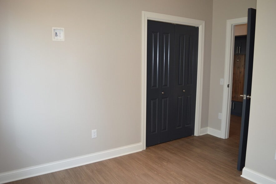 Building Photo - 100 S Washington St