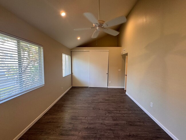 Building Photo - Spacious 4-Bedroom Townhome in Prime Clair...