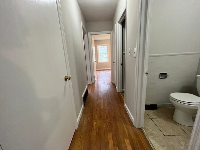 Building Photo - 3 Bedrooms, 1.5 Bathroom - Home in Sherwood Forest!