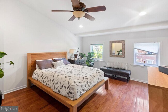 Building Photo - 213 Montrose St