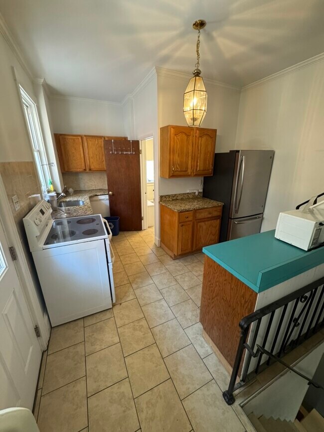 Building Photo - 126 College Ave