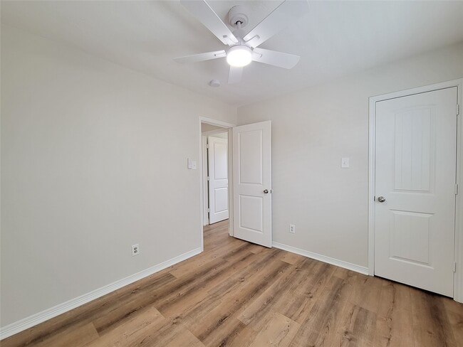 Building Photo - 3658 Villa Glen Dr