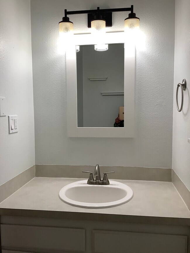 Building Photo - 1 STORY RAMBLER 3 BED 1.5 BATH IN PORT ORCHARD