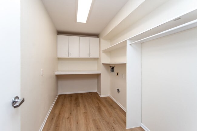 Building Photo - Spacious & Bright Broadmoor Townhome with Covered Deck!