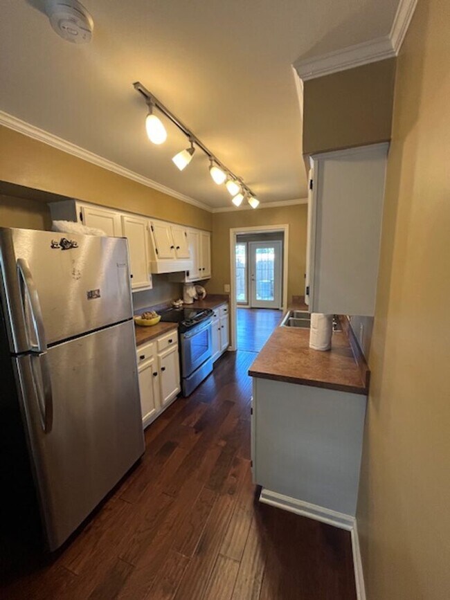 Building Photo - Elegant Colonial Style 2 Bedroom 2 and a half Bathroom Townhome in Little Rock