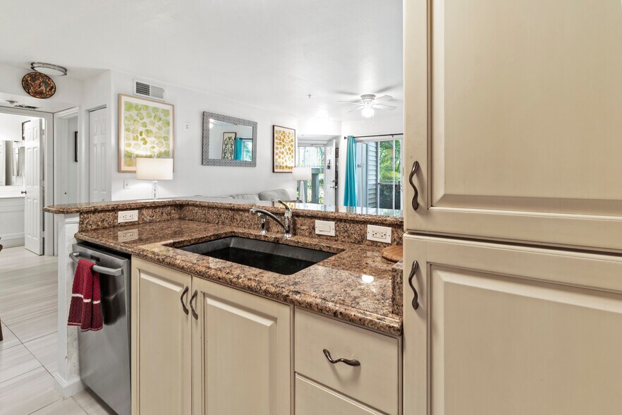 Building Photo - 850 S Tamiami Trl