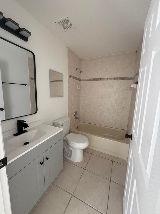 Building Photo - 1215 Hyacinth Pl