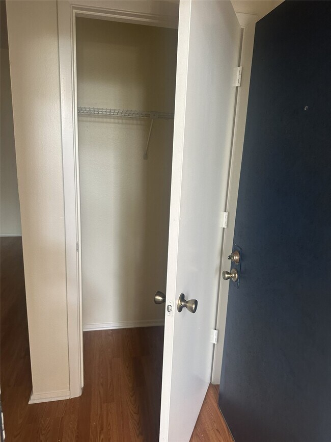 Building Photo - 7009 N Holiday Dr