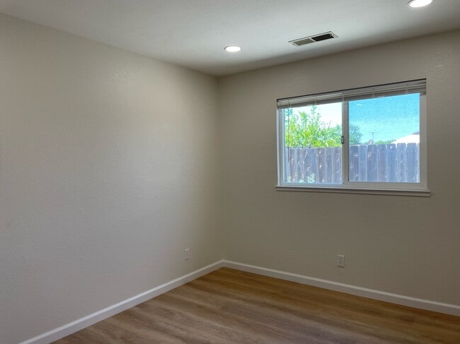 Building Photo - 1705 Darby Ln