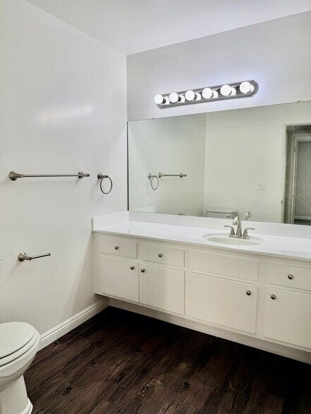 Building Photo - 17440 Burbank Blvd